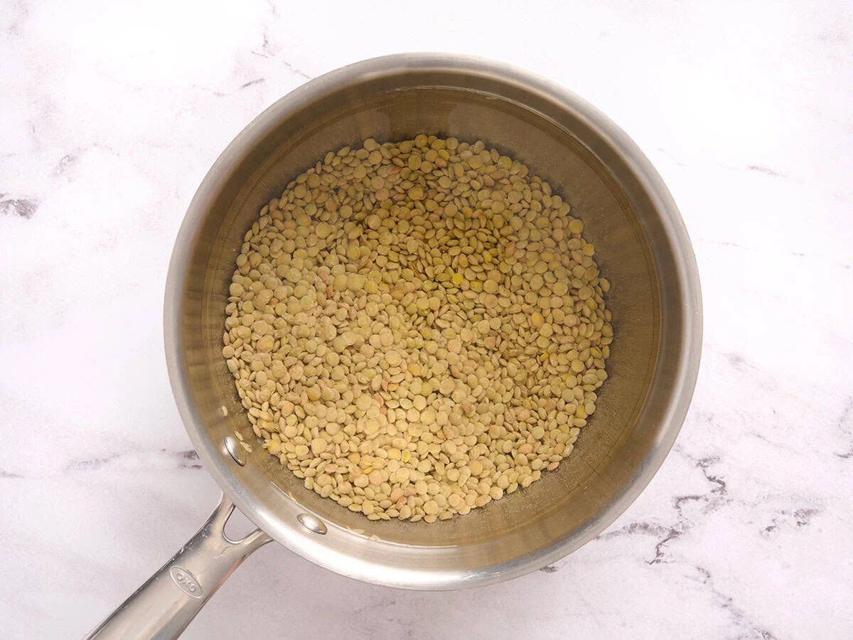 Cuisson des lentilles dans une casserole.