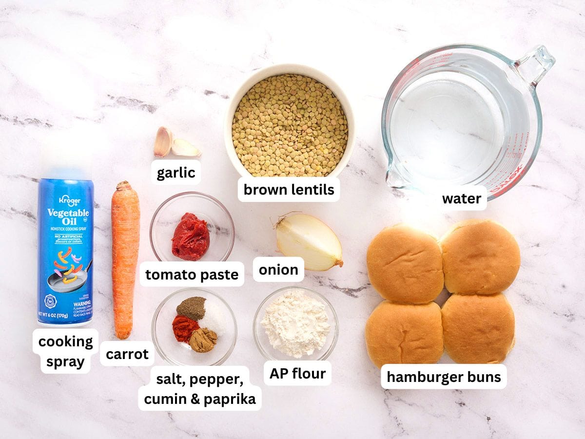 Les ingrédients pour faire des burgers de lentilles maison avec les étiquettes des ingrédients.