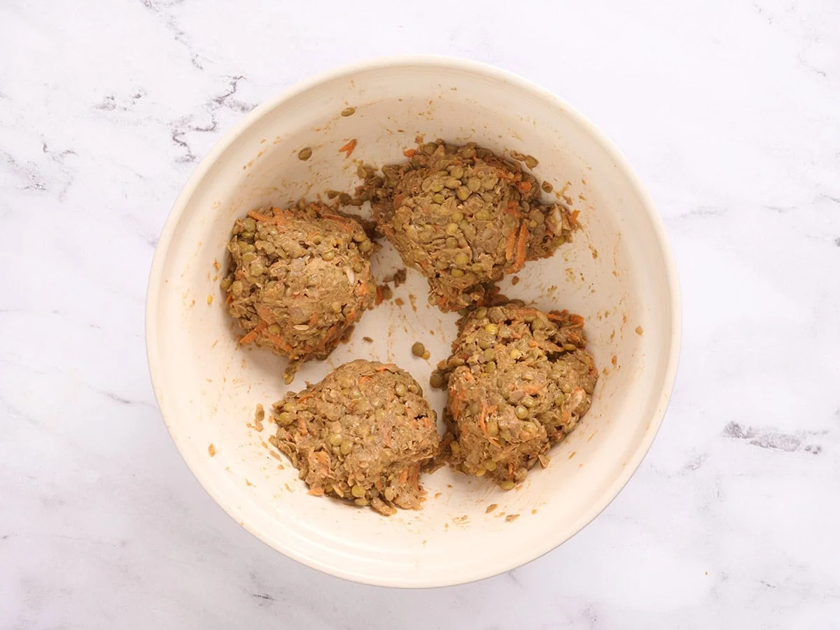 Mélange de burger aux lentilles formé en quatre boules dans un bol.