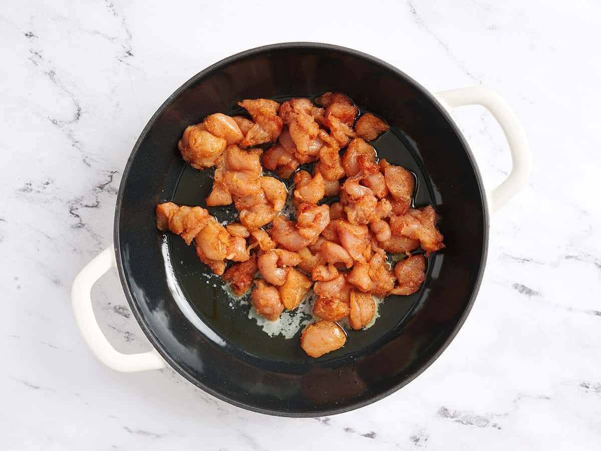 Morceaux de poulet dans une poêle.
