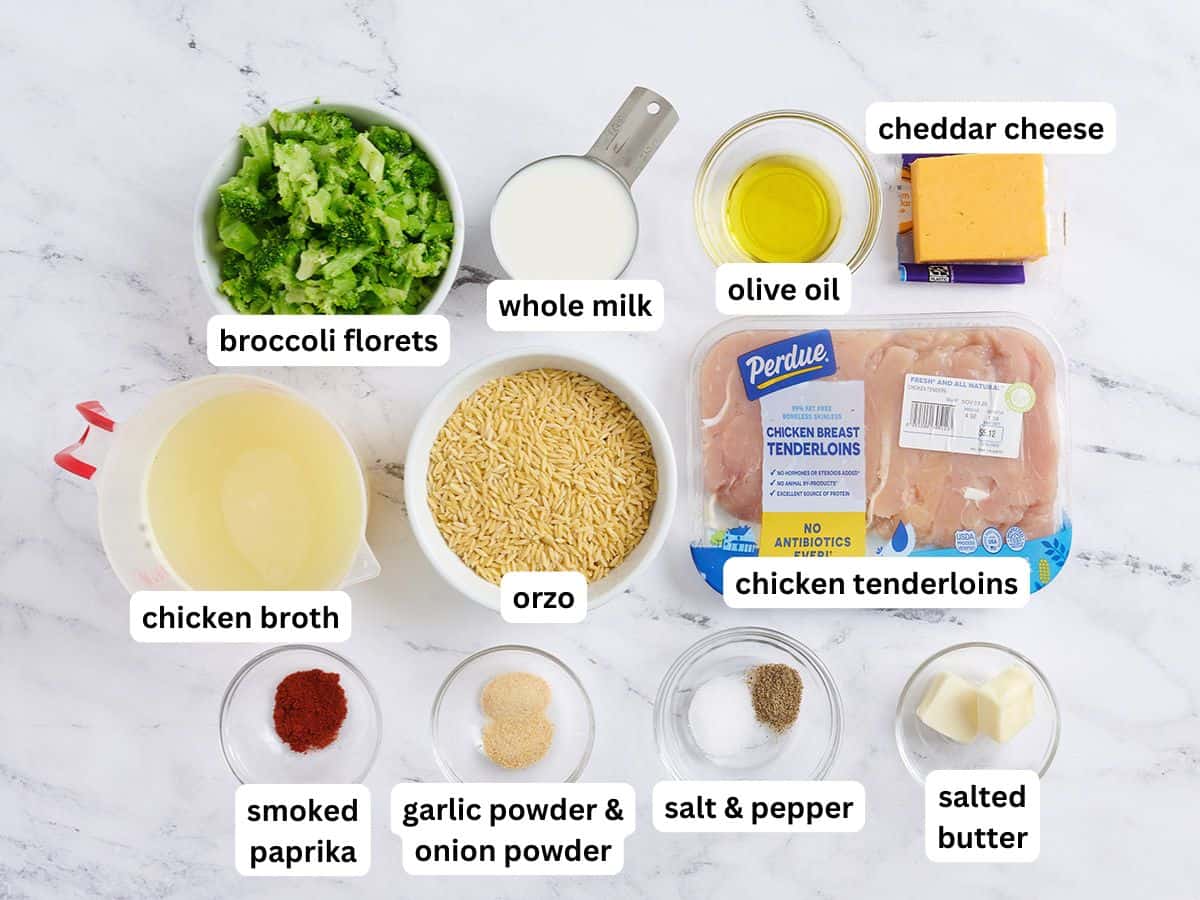 Les ingrédients pour faire une cocotte de poulet et de brocoli avec des étiquettes.