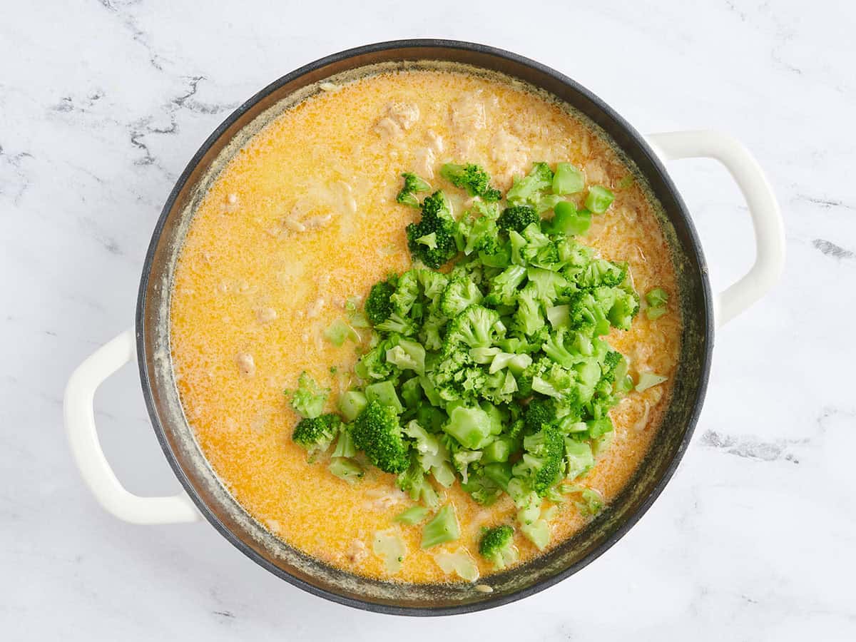 Brocoli haché surgelé ajouté à une poêle.
