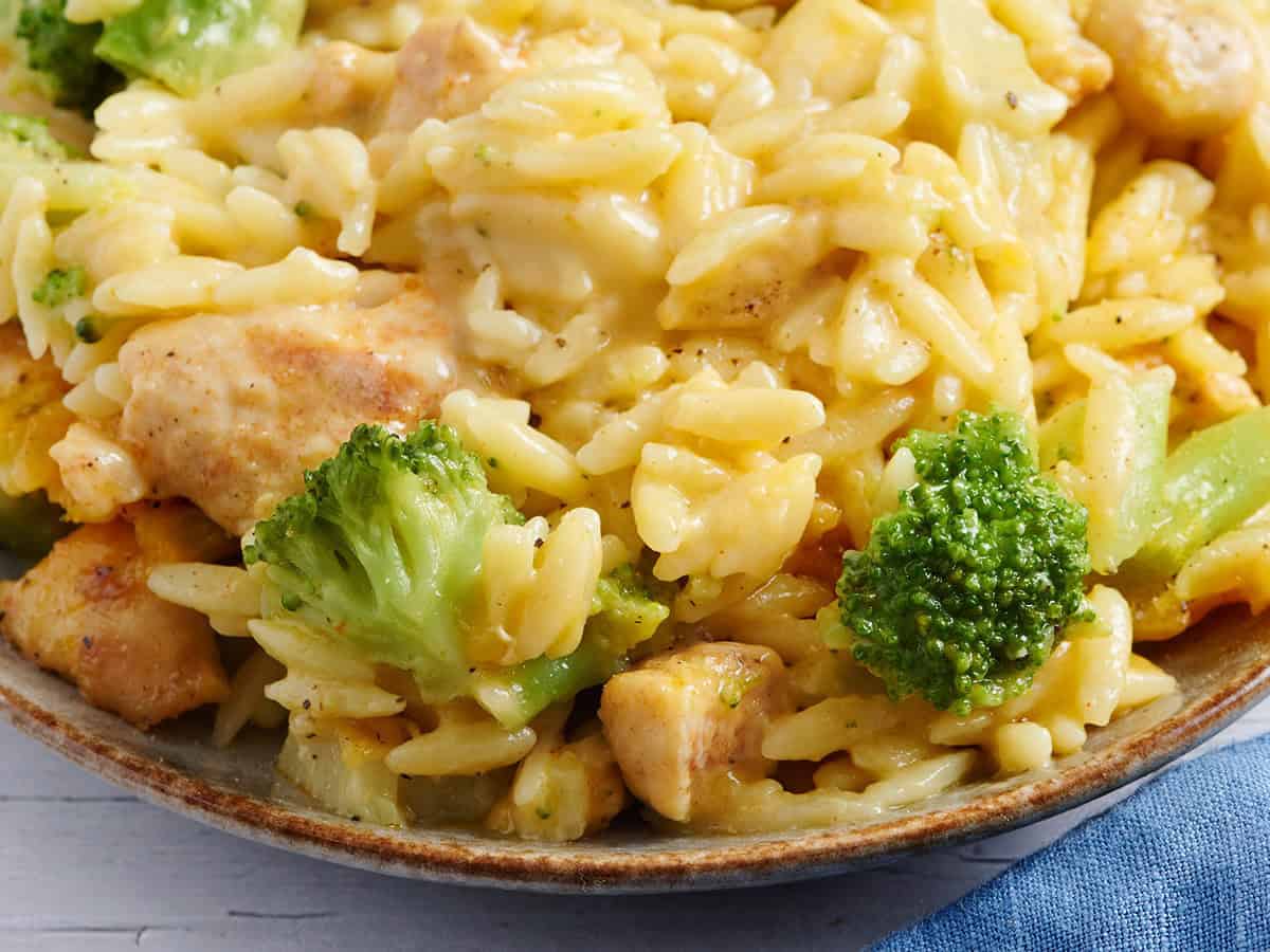 Gros plan sur une casserole de poulet et de brocoli sur une assiette.