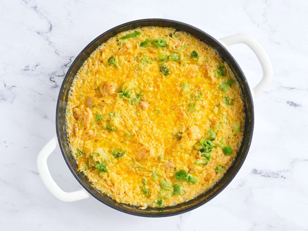 Vue aérienne d'un pot fini de cocotte de poulet et de brocoli.
