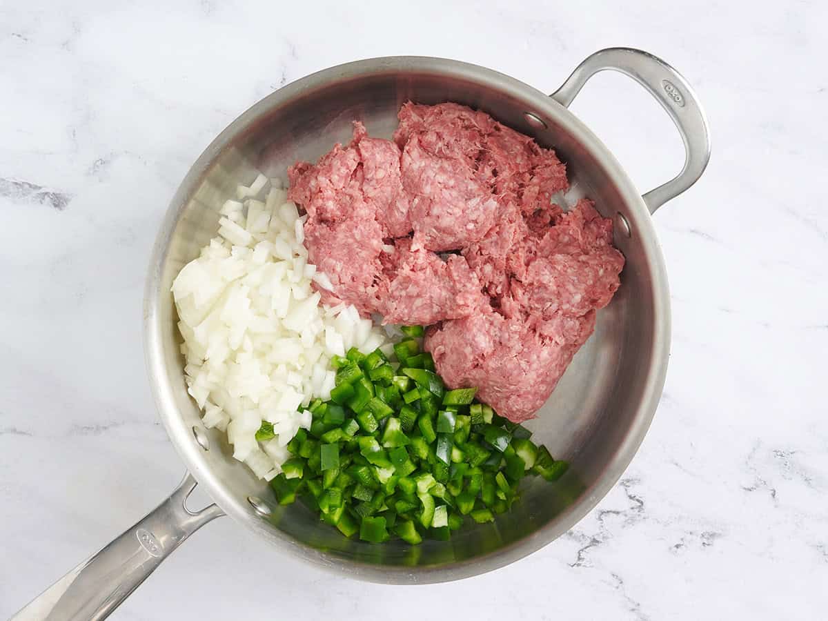 Bœuf haché, oignon coupé en dés et poivron vert coupé en dés dans une poêle.