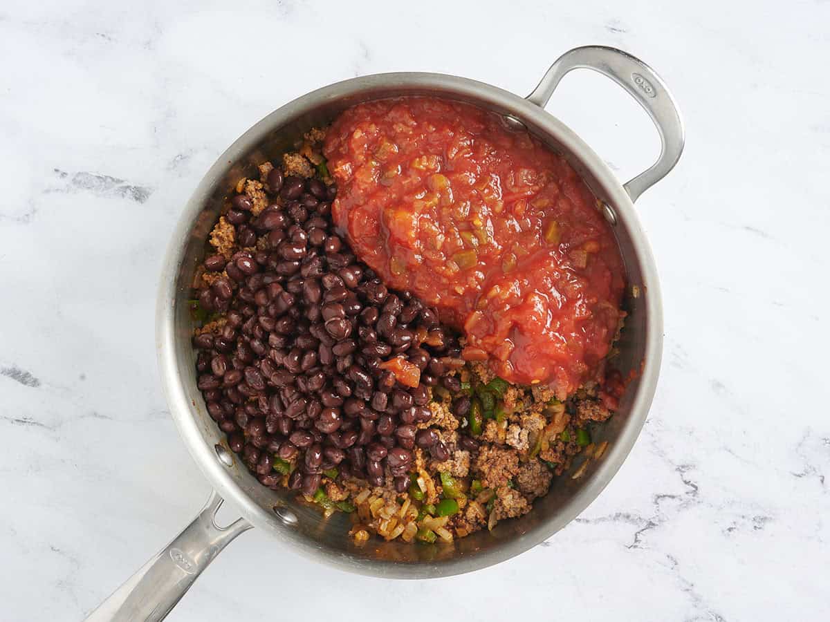 Haricots noirs et salsa ajoutés à une poêle de bœuf haché brun.