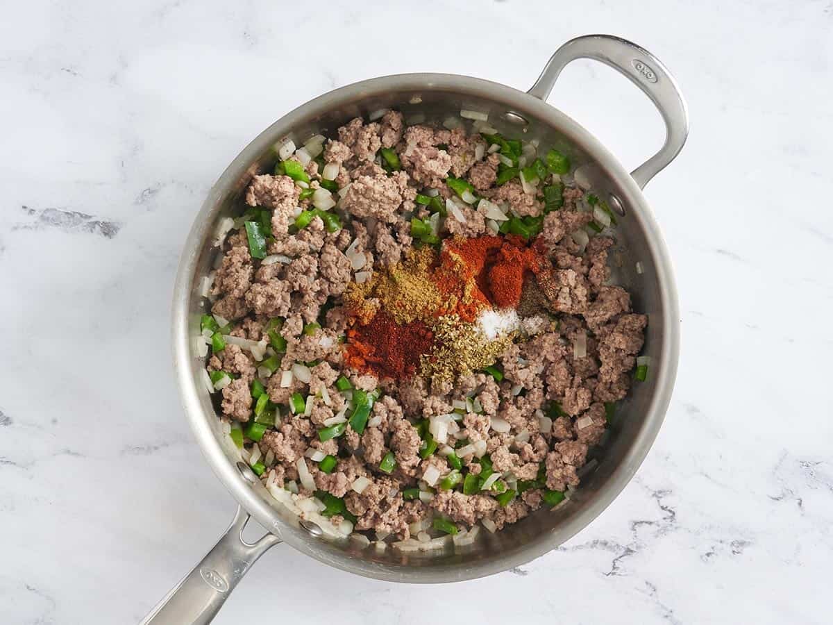 Assaisonnement pour tacos ajouté au bœuf haché doré.