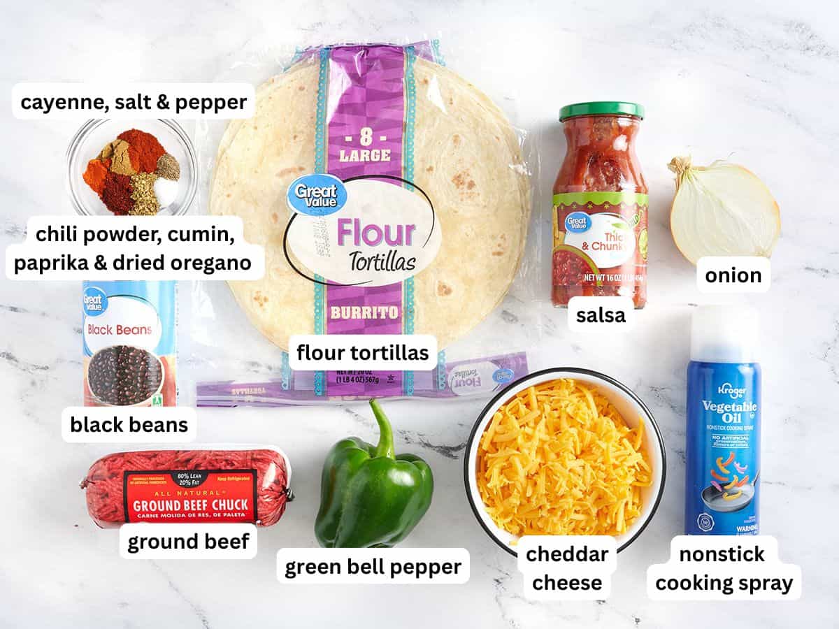 Les ingrédients pour faire une cocotte de tacos avec des étiquettes.