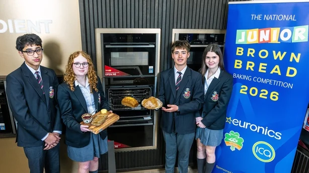   Aayan Ahmed, Eleanor-Rose Delaney, Oskar Mack et Amy Lalor, du Kilkenny College, lors du lancement du concours national de cuisson du pain brun de cette année. 