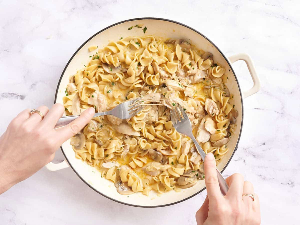 Cuisses de poulet râpées en poulet stroganoff dans une poêle.