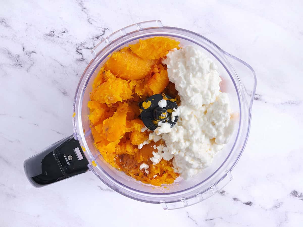 Courge musquée rôtie au robot culinaire avec du fromage cottage.