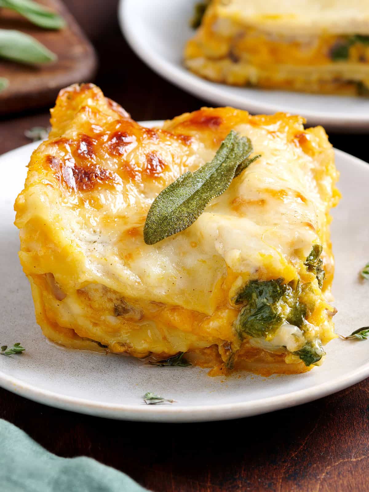 Vue latérale d’une tranche de lasagne à la courge musquée.
