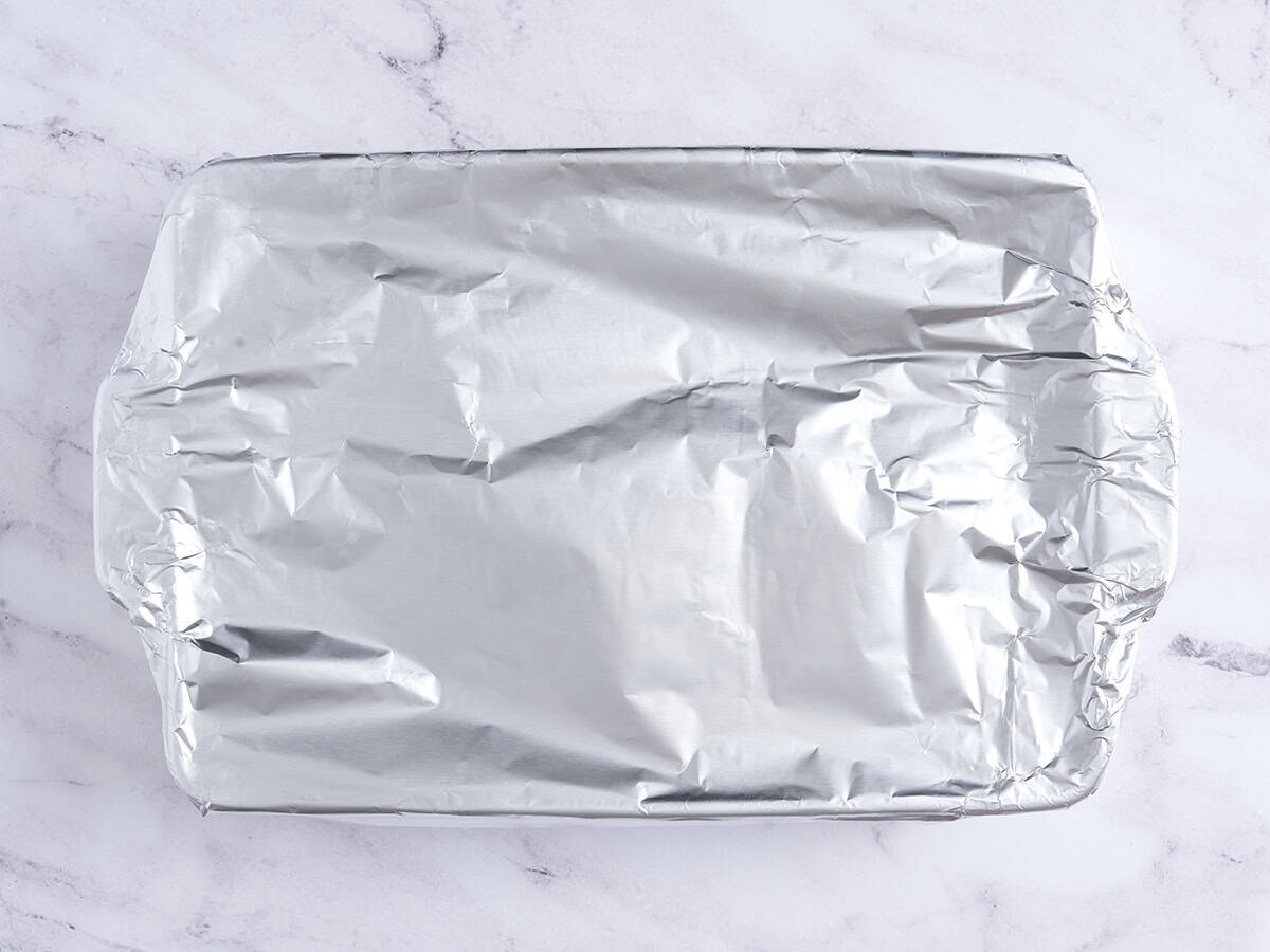 Un plat allant au four recouvert de papier d'aluminium.
