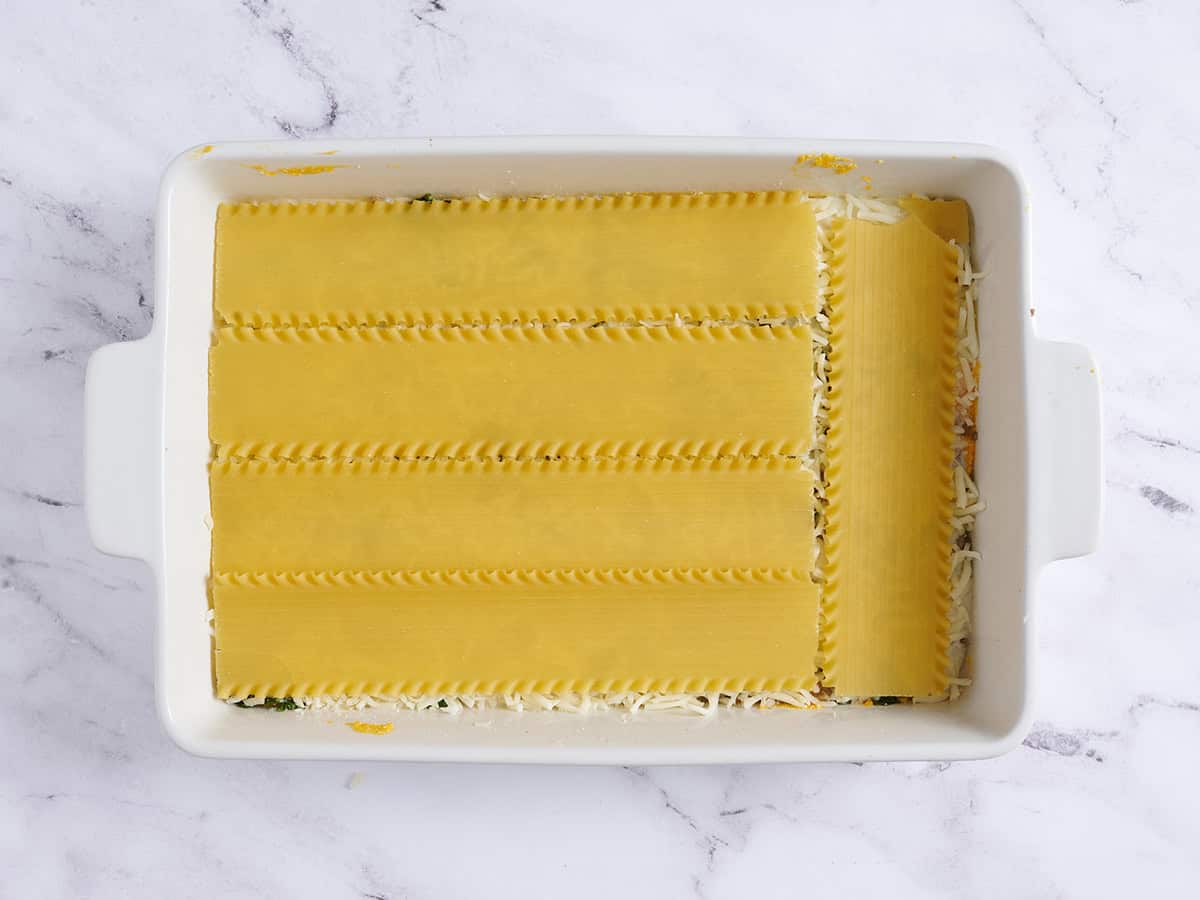 Répétez la superposition en ajoutant plus de nouilles pour faire une lasagne à la courge musquée.