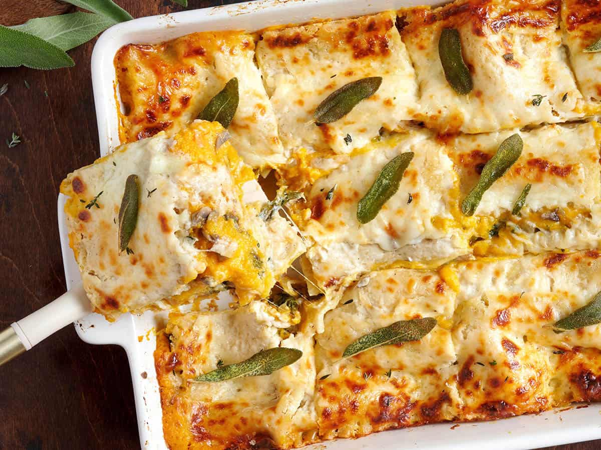 Vue aérienne d'une tranche de lasagne à la courge musquée retirée du plat allant au four.