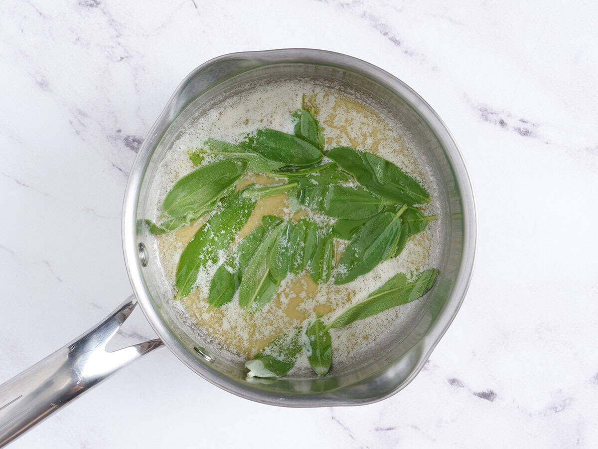 Beurre fondu dans une casserole avec des feuilles de sauge.