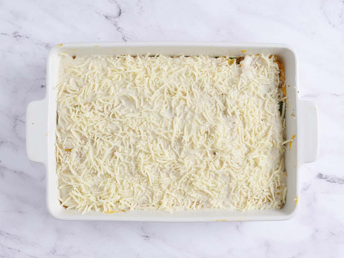 Une lasagne à la courge musquée en couches prête à être cuite au four.
