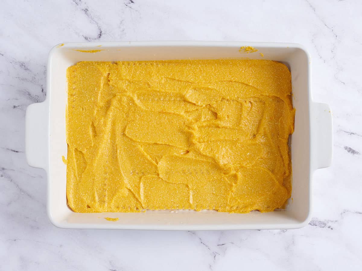Purée de courge musquée ajoutée à un plat allant au four pour faire une lasagne à la courge musquée.