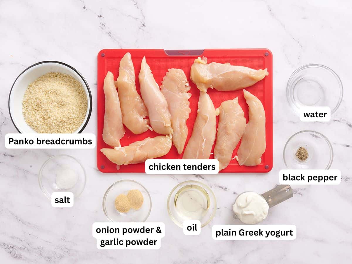 Les ingrédients pour préparer des filets de poulet cuits au four avec des étiquettes.