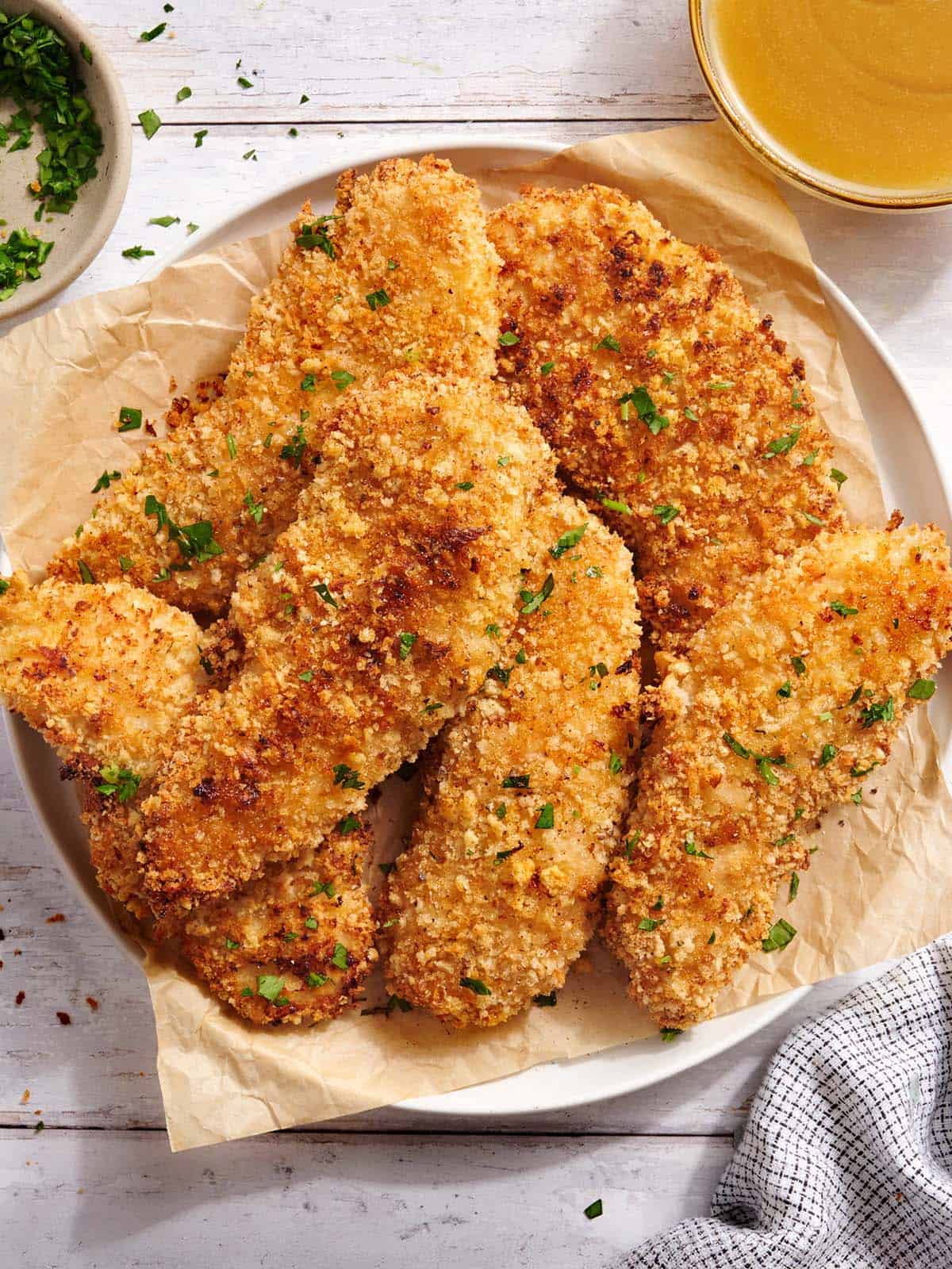 Vue aérienne d'une assiette de filets de poulet classiques.