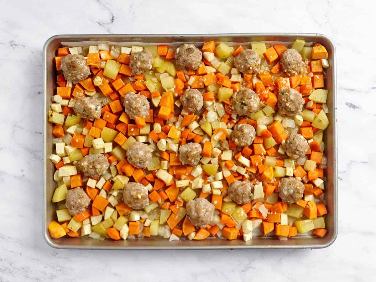 Sauce à l'érable de Dijon ajoutée aux boulettes de viande sur plaque avec légumes-racines