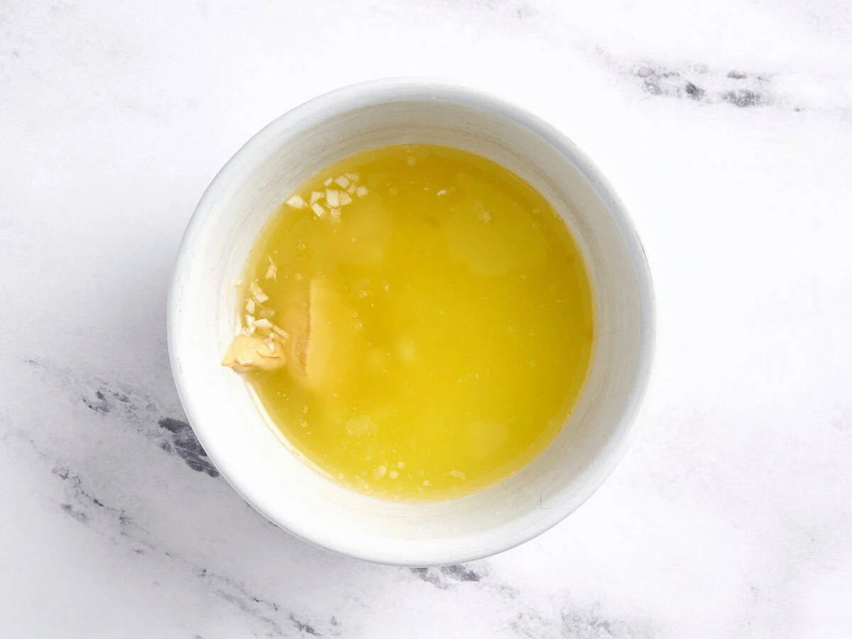 Beurre fondu, sirop d'érable et moutarde de Dijon dans un bol.