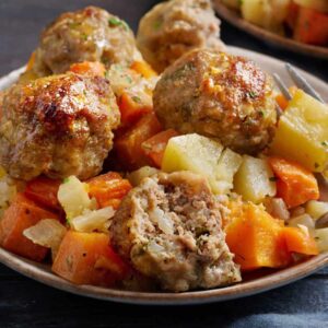 Boulettes de dinde sur plaque avec légumes-racines