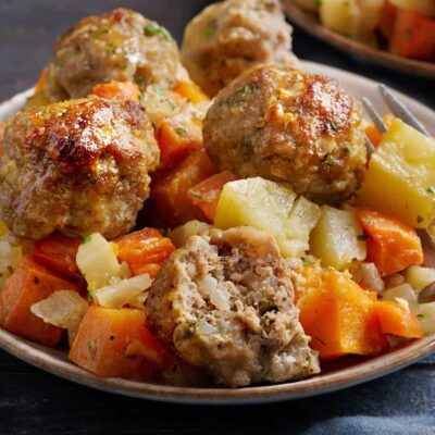 Boulettes de dinde sur plaque avec légumes-racines