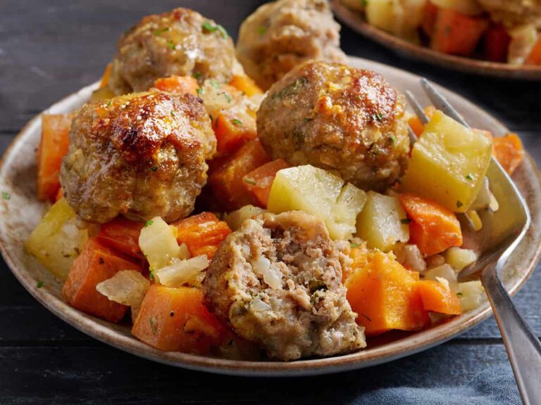Boulettes de dinde sur plaque avec légumes-racines
