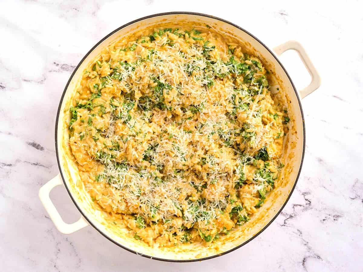 Vue aérienne d'une poêle d'orzo crémeux à la courge musquée.