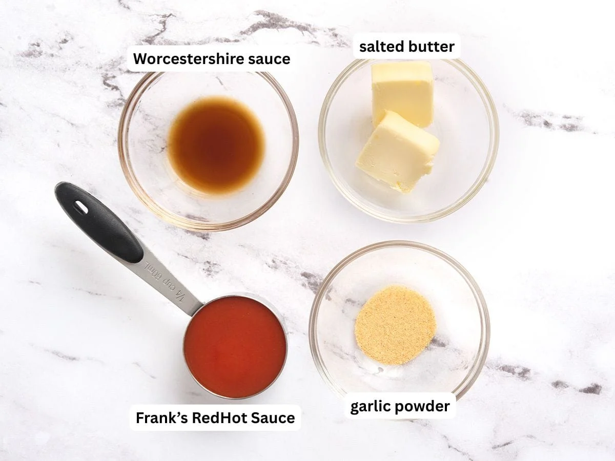 Les ingrédients pour faire de la sauce Buffalo avec des étiquettes.