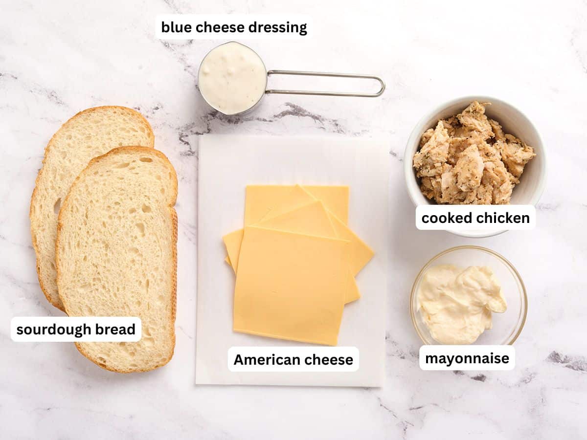 Les ingrédients pour faire du fromage grillé au poulet Buffalo avec des étiquettes.