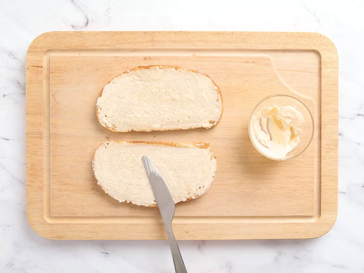 Mayonnaise à tartiner sur 2 tranches de pain au levain.