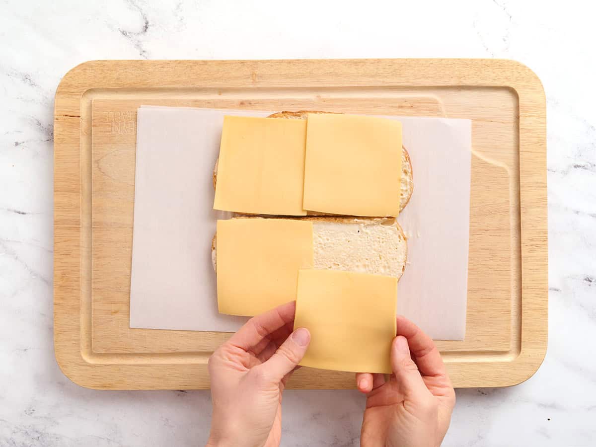Fromage américain ajouté à deux tranches de pain au levain.