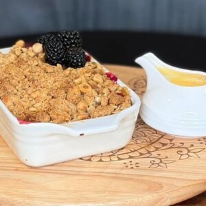 Crumble aux pommes et aux mûres de Wade Murphy's avec garniture aux noisettes et aux flocons d'avoine