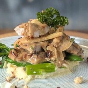 Côtelettes de porc rôties de Trisha Lewis avec sauce crémeuse aux pommes épicées et au thym : Aujourd'hui