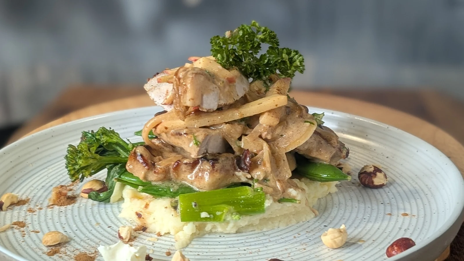 Côtelettes de porc rôties de Trisha Lewis avec sauce crémeuse aux pommes épicées et au thym : Aujourd'hui