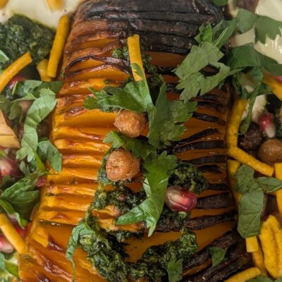 Courge musquée hasselback d'Eunice Power avec yaourt irlandais