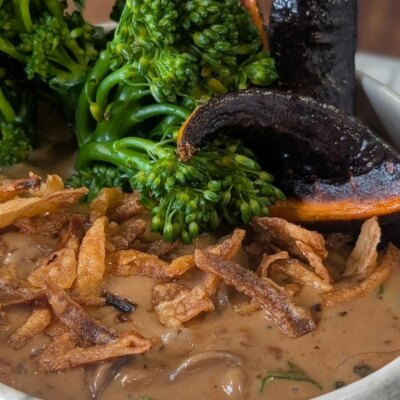 Lanières de bœuf poêlées de Trisha avec sauce crémeuse au poivre : Aujourd'hui