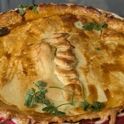 Tarte au steak et aux rognons de Trisha avec sauce