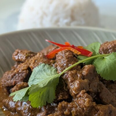 Rendang de bœuf de Sham Hanifa avec riz à la noix de coco