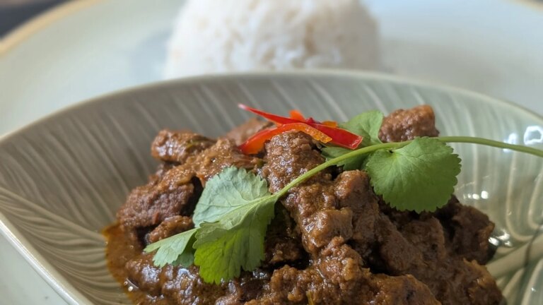 Rendang de bœuf de Sham Hanifa avec riz à la noix de coco