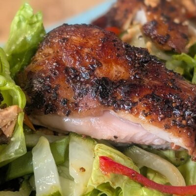 Poulet au poivre noir de Sham Hanifa avec salade de pommes et d'ananas