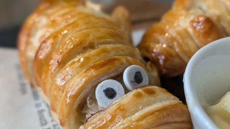 Les momies de rouleaux de saucisses d'Halloween de Wade Murphy